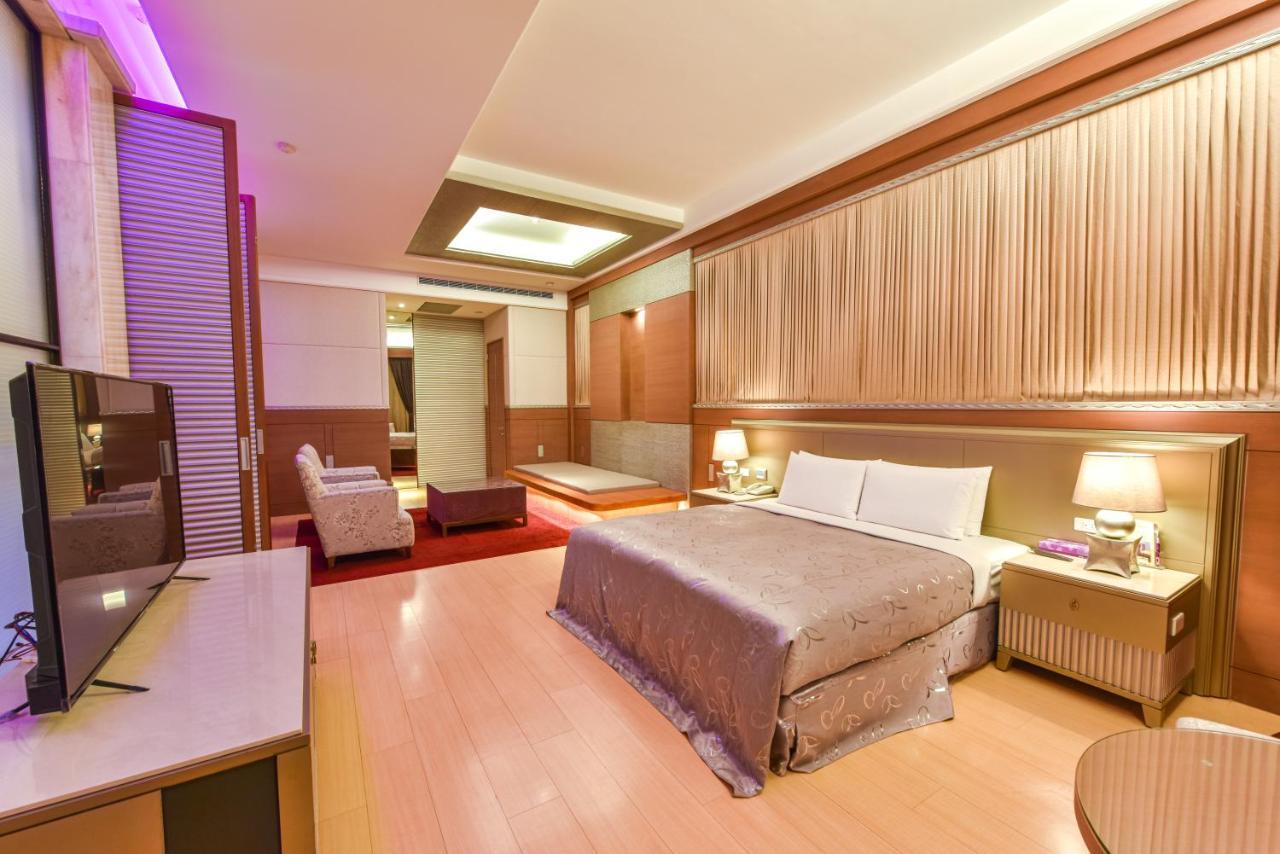 Purple Garden Motel Kaohsiung Bagian luar foto