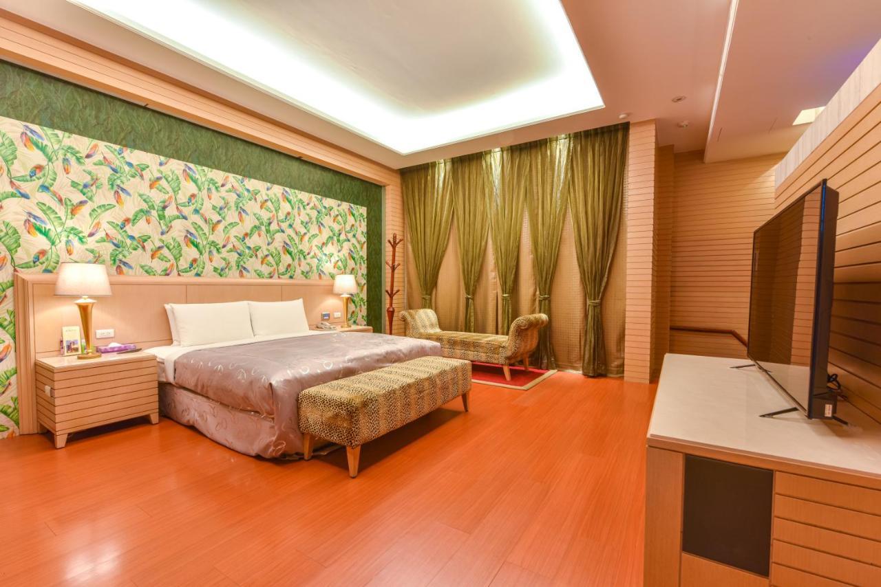 Purple Garden Motel Kaohsiung Bagian luar foto